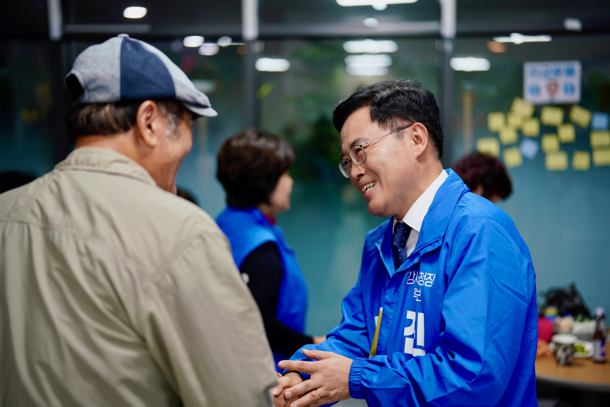 ▲진교훈 더불어민주당 강서구청장 후보가 서울 강서구 마곡동 소재 선거 캠프 사무실에서 시민들과 악수하고 있다. 2023.09.26. 진교훈 후보 측 제공.
