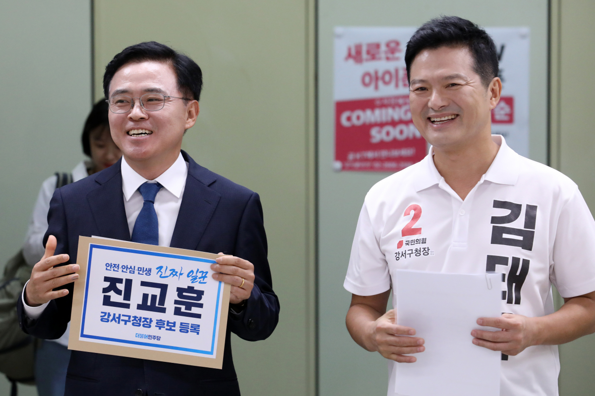 ▲[서울=뉴시스] 조성우 기자 = 진교훈 더불어민주당 강서구청장 후보(왼쪽)와 김태우 국민의힘 강서구청장 후보가 21일 오전 서울 강서구 선거관리위원회에서 강서구청장 보궐선거 후보자 등록을 기다리고 있다. 2023.09.21. xconfind@newsis.com