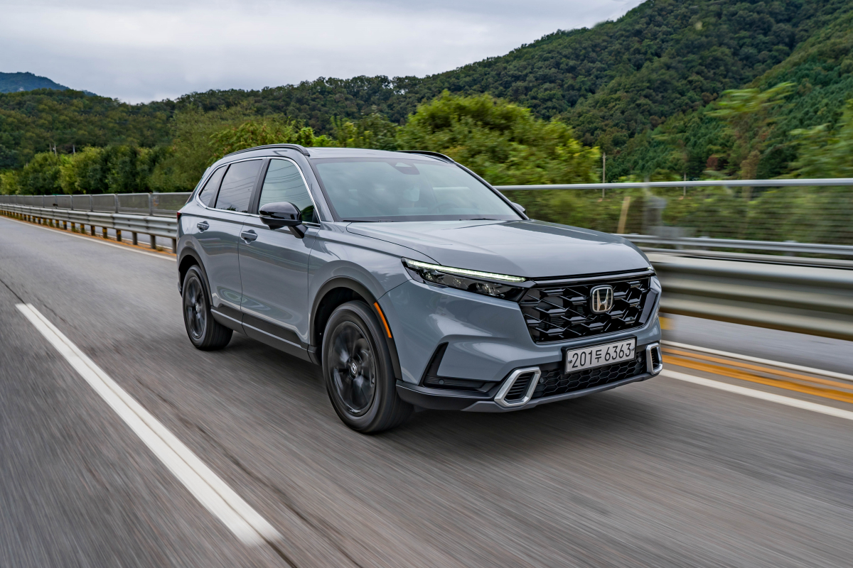 ▲CR-V의 주행 이미지. 역동적인 주행 성능을 갖췄다고 말하기는 어렵지만 하이브리드 기술을 바탕으로한 안정적인 주행 질감을 선사한다. (사진제공=혼다코리아)