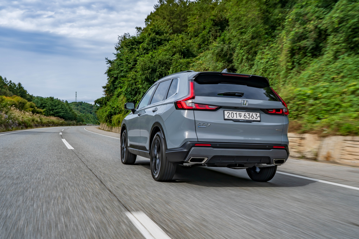 ▲CR-V의 주행 이미지. 하이브리드 차인 만큼 장점을 100% 발휘하기 위해서는 도심에서 주행이 더욱 어울린다. (사진제공=혼다코리아)