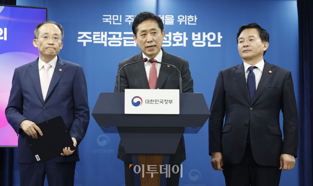 ▲김주현(가운데) 금융위원장이 26일 서울 종로구 정부서울청사에서 '주택공급 활성화 방안'을 발표하고 있다. (조현호 기자 hyunho@)