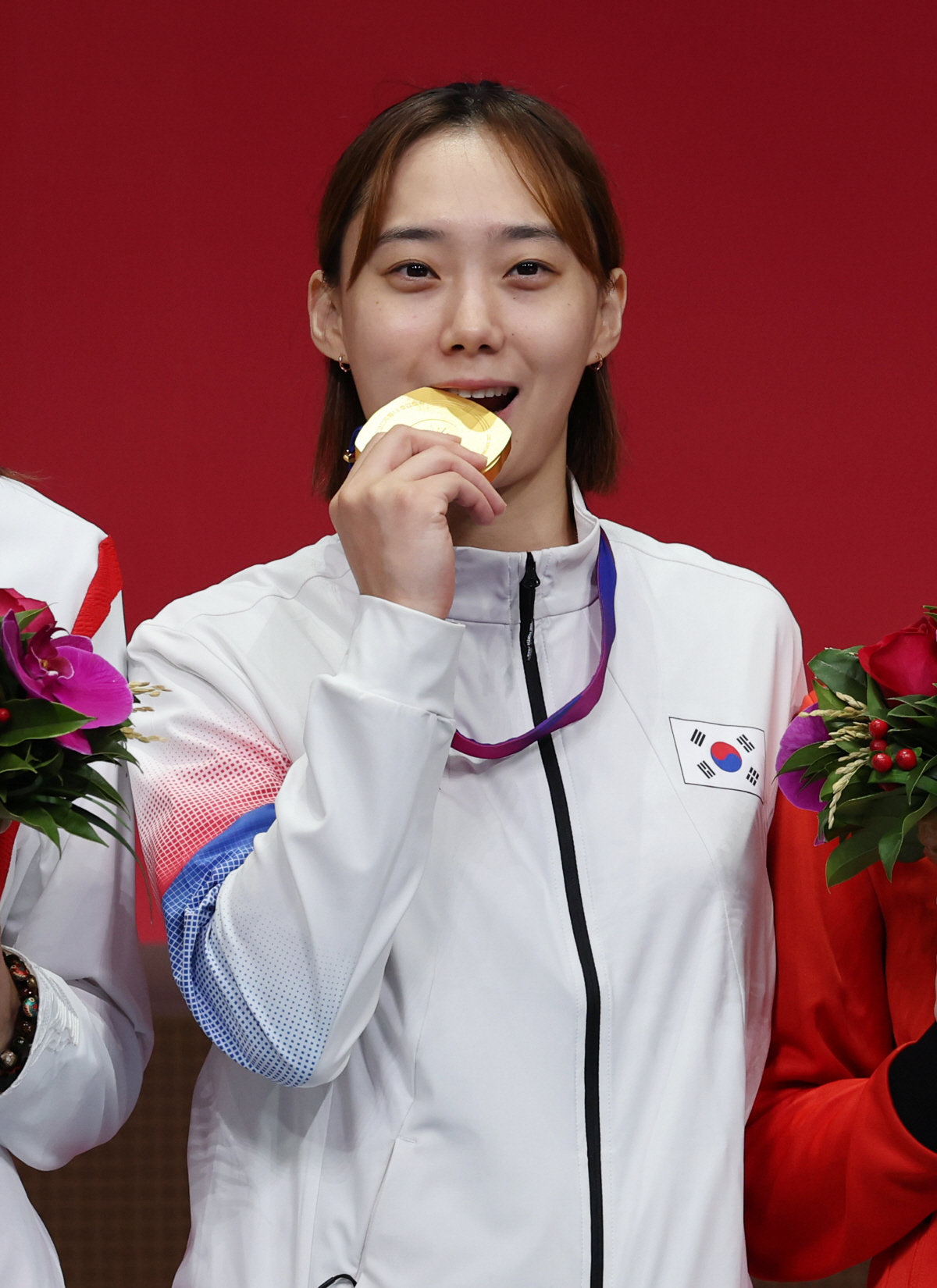 ▲26일 중국 항저우 전자대학 체육관에서 열린 19회 항저우 아시안게임 펜싱 여자 사브르 개인 결승전에서 금메달을 획득한 윤지수가 시상대에 메달을 입에 물고 포즈를 취하고 있다. (연합뉴스)