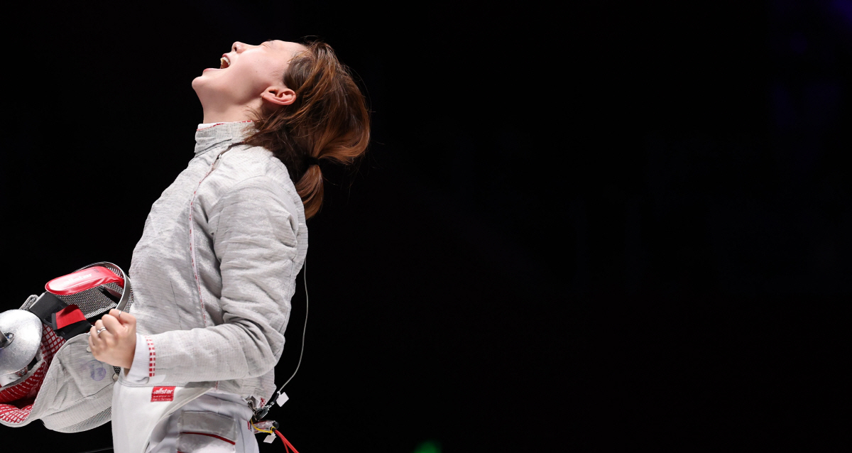 ▲26일 중국 항저우 전자대학 체육관에서 열린 19회 항저우 아시안게임 펜싱 여자 사브르 개인 결승전에서 한국 윤지수가 중국 사오 야치에게 승리를 거둔 뒤 환호하고 있다. (연합뉴스)