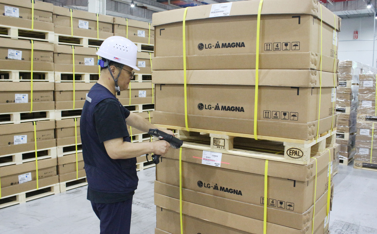 ▲인천 서구에 위치한 LG전자 인천캠퍼스 LG마그나 이파워트레인 생산라인에서 LG마그나 직원이 전장 부품의 품질 검사를 실시하고 있다. (사진제공=LG전자)