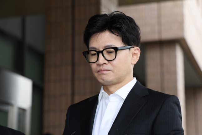 ▲ 한동훈 법무부 장관이 27일 오전 정부과천청사 법무부로 출근하며 취재진의 질문을 경청하고 있다. (연합뉴스)