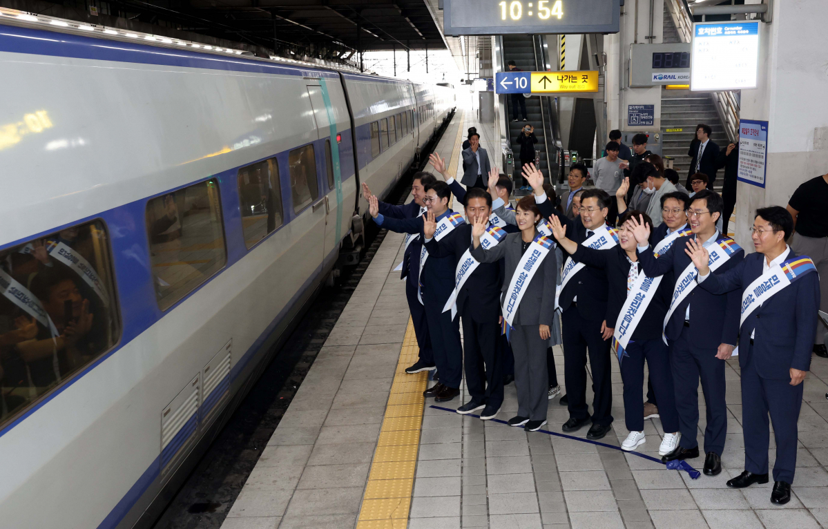 ▲홍익표 신임 더불어민주당 원내대표를 비롯한 지도부가 추석 연휴를 하루 앞둔 27일 서울 용산역 KTX 승강장에서 귀성객들에게 인사하고 있다. 신태현 기자 holjjak@