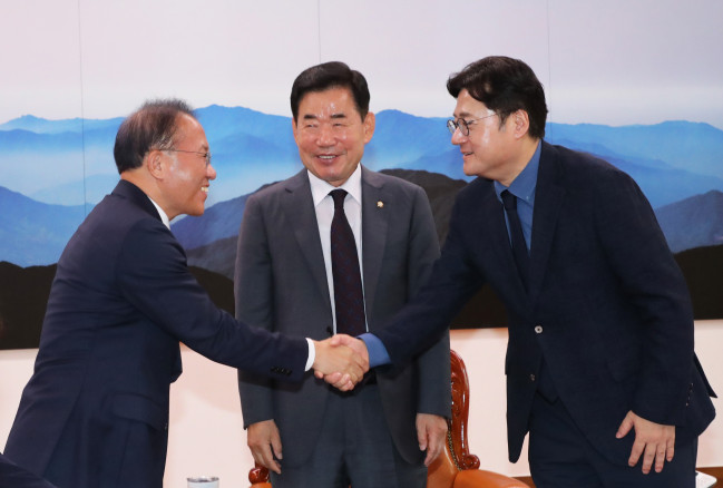 ▲27일 국회에서 열린 의장 주재 양당 원내대표 회동에서 국민의힘 윤재옥(맨 왼쪽) 원내대표와 더불어민주당 홍익표 원내대표가 김진표 국회의장을 사이에 두고 악수하고 있다. (연합뉴스)