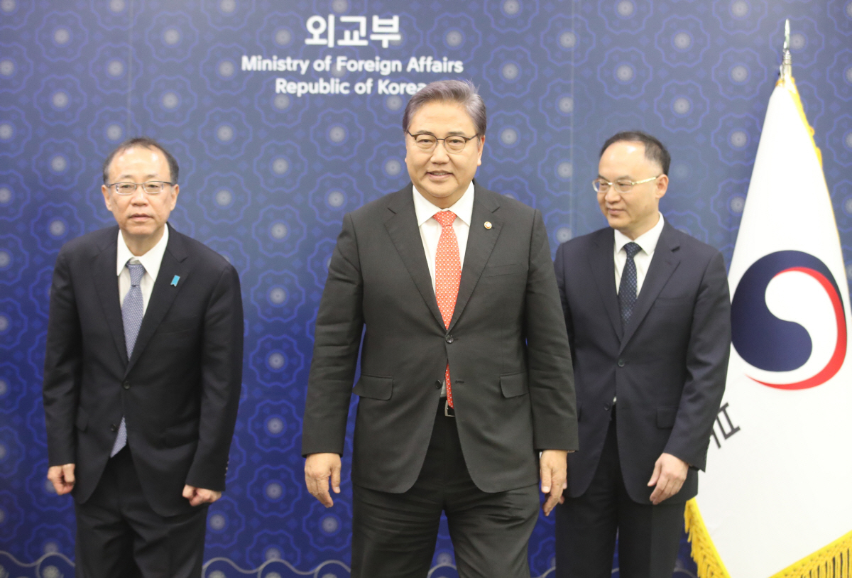 ▲박진 요괴부 장관이 25일 서울 종로구 외교부에서 한중일 3국 고위급 회의 대표 접견에서 기념촬영을 하고 있다. 왼쪽부터 후나코시 다케히로 일본 외무성 외무심의관, 박진 외교부 장관, 눙룽 중국 외교부 부장조리. 뉴시스
