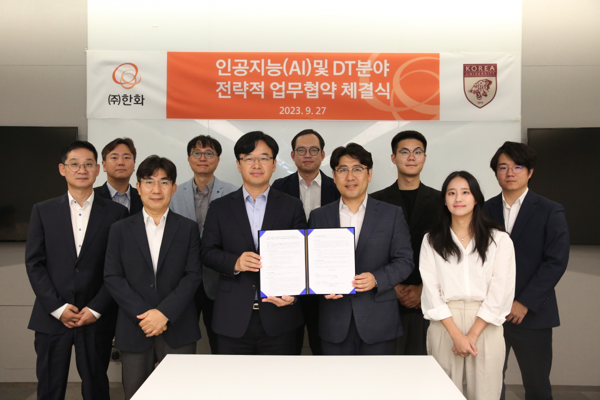 ▲(앞줄 왼쪽 세 번째부터) 정해진 한화 DT 담당과 김성범 고려대 교수가 관계자들과 함께 기념사진을 촬영하고 있다. (사진제공=한화)