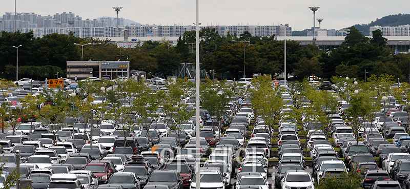▲추석 연휴를 하루 앞둔 27일 서울 강서구 김포공항 국내선 청사 주차장이 차량으로 붐비고 있다. 고이란 기자 photoeran@
