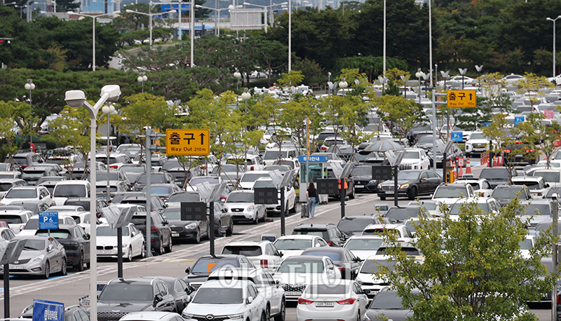 ▲추석 연휴를 하루 앞둔 27일 서울 강서구 김포공항 국내선 청사 주차장이 차량으로 붐비고 있다. 고이란 기자 photoeran@