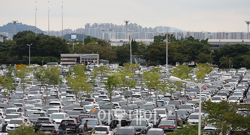 ▲추석 연휴를 하루 앞둔 27일 서울 강서구 김포공항 국내선 청사 주차장이 차량으로 붐비고 있다. 고이란 기자 photoeran@