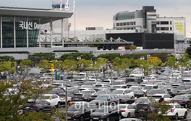 ▲추석 연휴를 하루 앞둔 27일 서울 강서구 김포공항 국내선 청사 주차장이 차량으로 붐비고 있다. 고이란 기자 photoeran@