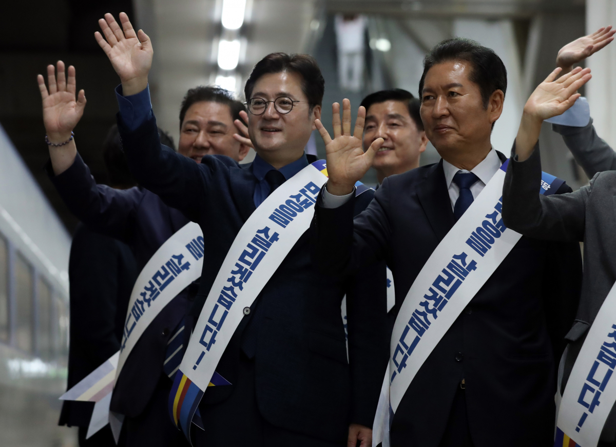 ▲홍익표 더불어민주당 원내대표와 정청래 최고위원 등이 27일 오전 서울 용산구 용산역에서 추석을 맞아 고향으로 향하는 귀성객들에게 인사를 하고 있다.  (뉴시스)