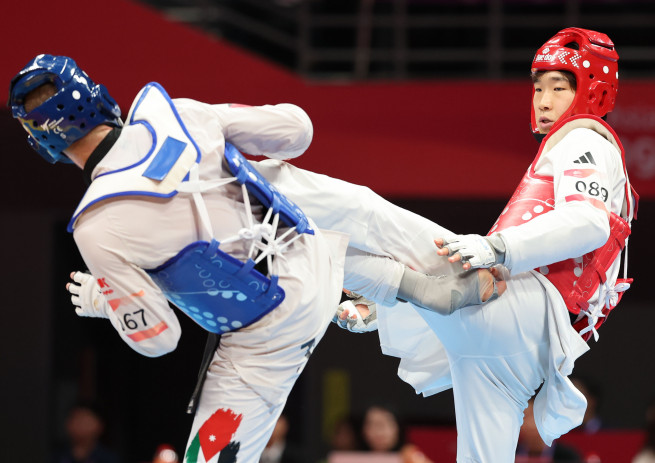 ▲27일 중국 항저우 린안 스포츠문화전시센터에서 열린 19회 항저우 아시안게임 태권도 남자 80㎏급 결승전에서 한국 박우혁이 요르단 살리흐 엘샤라바티와 상대하고 있다.  (연합뉴스)