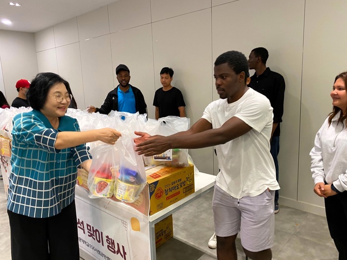 ▲외국인 유학생들에게 전통 음식과 선물을 전달하고 있다. (선문대)