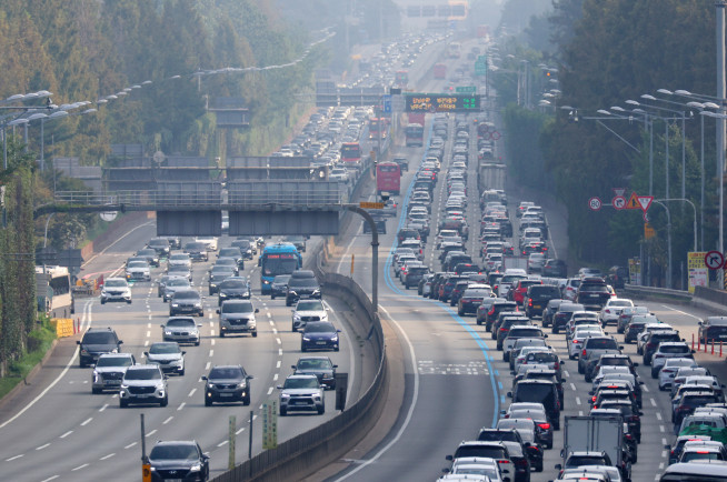 ▲추석 연휴 첫날인 28일 오후 서울 경부고속도로 잠원 IC 인근 상(왼쪽)·하행선이 차량으로 붐비고 있다.  (연합뉴스)
