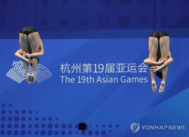 ▲ 30일 중국 항저우 올림픽 스포츠센터 수영장에서 열린 19회 항저우 아시안게임 다이빙 남자 싱크로 3m 스프링보드 결승에서 우하람-이재경이 연기하고 있다. (사진제공=연합)