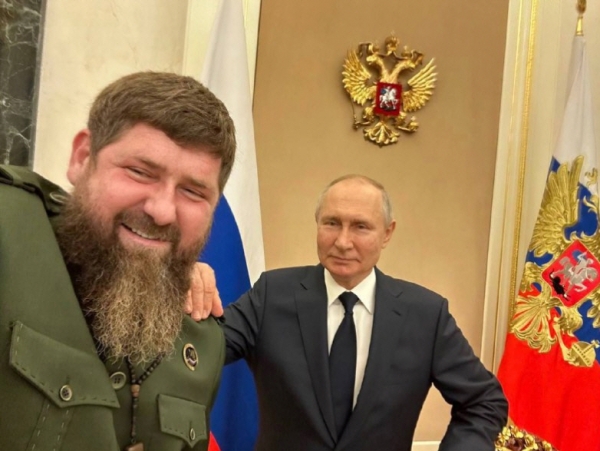 ▲람잔 카디로프 체첸 자치공화국 수장과 블라디미르 푸틴 러시아 대통령이 사진을 찍고 있다. 출처 카디로프 텔레그램
