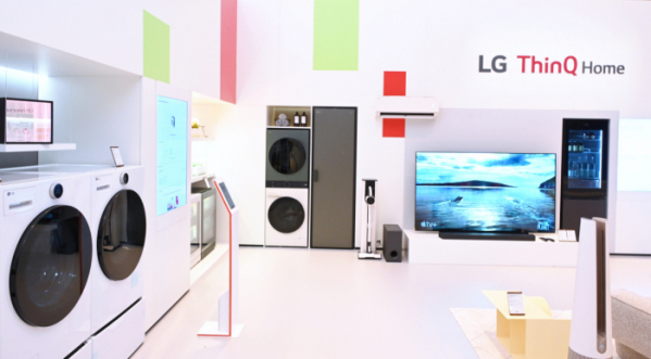 ▲LG전자가 독일 베를린에서 열리는 가전전시회 IFA 2023에서 차별화된 고객경험을 제공하는 스마트홈 플랫폼 ‘LG 씽큐(LG ThinQ)’를 적극 알리고 있다. LG 씽큐 홈 전시존 전경 (사진제공=LG전자)