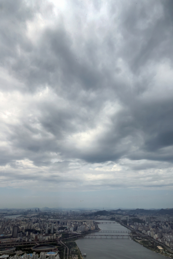 ▲ 지난달 9일 오후 서울 송파구 롯데월드타워 전망대에서 바라본 하늘에 먹구름이 짙어지고 있다. (연합뉴스)