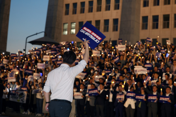 ▲<YONHAP PHOTO-5004> 촛불 지지자들 향해 손 흔드는 이재명 대표    (서울=연합뉴스) 임화영 기자 = 더불어민주당 이재명 대표가 1일 오후 국회 본청 앞 계단에서 열린 제1차 윤석열 정권 폭정 저지 민주주의 회복 촛불문화제에서 지지자들을 향해 인사하고 있다. 2023.9.1    hwayoung7@yna.co.kr/2023-09-01 20:55:52/<저작권자 ⓒ 1980-2023 ㈜연합뉴스. 무단 전재 재배포 금지.>