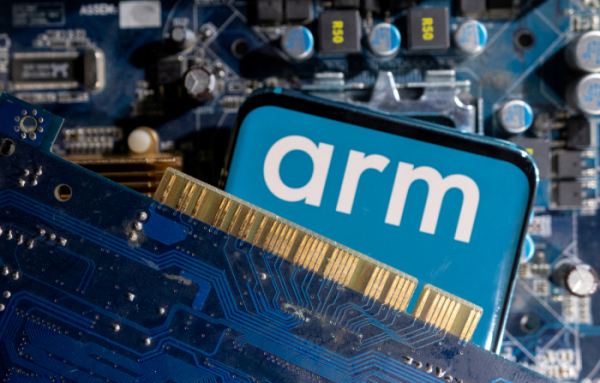 ▲컴퓨터 마더보드 사이에 ARM의 회사 로고가 보인다. 로이터연합뉴스