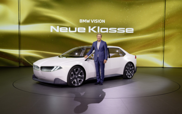 ▲올리버 집세 BMW 그룹 회장이 2일(현지시간) 독일 뮌헨의 이벤트홀 ‘제니스’에서 콘셉트카 ‘BMW 비전 노이어 클라쎄’를 소개하고 있다. (사진제공=BMW그룹)