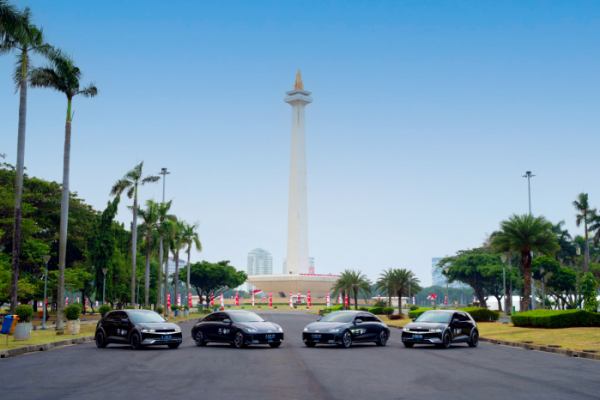 ▲자카르타 모나스 광장 독립기념탑 앞에 서있는 제43차 아세안 정상회의 공식 차량 아이오닉 5와 아이오닉 6. (사진제공=현대자동차)