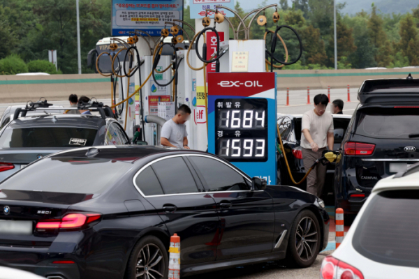 ▲휘발유와 경유가격이 8주 연속 상승세를 보이면서 조금이라도 저렴한 주유소를 찾는 시민들이 늘고 있다. 3일 서울 만남의광장 주유소가 주유를 하려는 차량들로 붐비고 있다. 한국석유공사 유가정보 서비스 오피넷에 따르면 8월 다섯째 주 휘발유 리터당 평균 가격은 전주 대비 4.2원 오른 1744.9원을, 경유 가격은 2.3원 오른 1630원을 기록했다. 대한석유협회는 최근 국제유가 상승 흐름에 따라 국내 석유 제품 가격도 상승세가 이어질 것으로 전망했다. 신태현 기자 holjjak@
