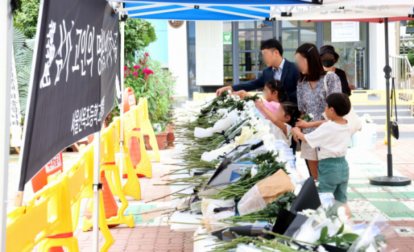 ▲스스로 목숨을 끊은 초등학교 교사 A(38)씨의 발인이 엄수된 3일 서울 양천구의 한 초등학교 에 마련된 A씨의 추모공간에서 시민들이 고인을 추모하고 있다. 신태현 기자 holjjak@