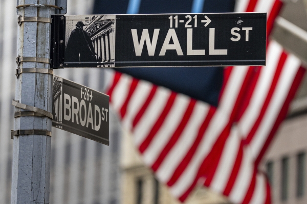 ▲미국 뉴욕증권거래소(NYSE) 앞에 월가를 가르키는 표시판이 보인다. 뉴욕(미국)/AP뉴시스
