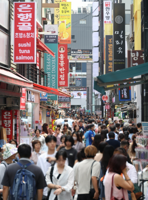 ▲13일 서울 중구 명동거리가 관광객들로 활기를 띄고 있다. 고이란 기자 photoeran@ (이투데이DB)