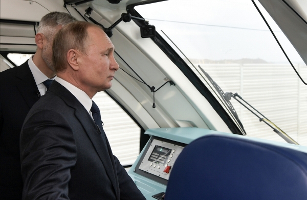 ▲블라디미르 푸틴 러시아 대통령이 2019년 12월 23일 열차를 타고 크림대교를 건너고 있다. 크림반도(우크라이나)/AP뉴시스

