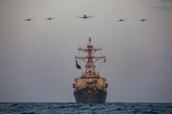 ▲8월 15일(현지시간) 걸프 해역에서 미 공군 A-10 공격기가 이지스 구축함 USS 맥폴 위를 날아가고 있다. 걸프해역/AFP연합뉴스
