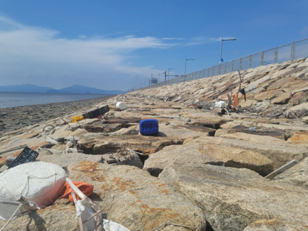 ▲인천 영종도 석산곶에 떠내려온 쓰레기들이 쌓여 있다. (이투데이DB)