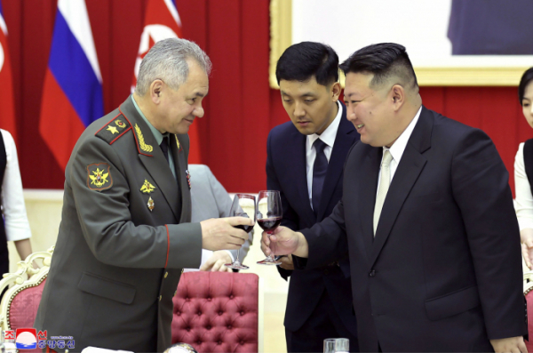 ▲In this photo provided by the North Korean government, North Korean leader Kim Jong Un, right, and Russian Defense Minister Sergei Shoigu, left, toast at a banquet hall of the ruling Workers’ Party’s headquarters in Pyongyang, North Korea Thursday, July 27, 2023. Independent journalists were not given access to cover the event depicted in this image distributed by the North Korean government. The content of this image is as provided and cannot be independently verified. Korean language watermark on image as provided by source reads: "KCNA" which is the abbreviation for Korean Central News Agency. (Korean Central News Agency/Korea News Service via AP)
