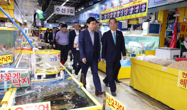 ▲수산물 시장 방문한 한덕수(오른쪽) 총리 (연합뉴스 )