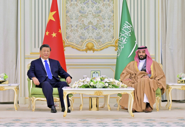 ▲시진핑(왼쪽) 중국 국가주석이 지난해 12월 8일(현지시간) 사우디아라비아 리야드에서 무함마드 빈살만 사우디 왕세자와 회담하고 있다. 리야드/AP뉴시스