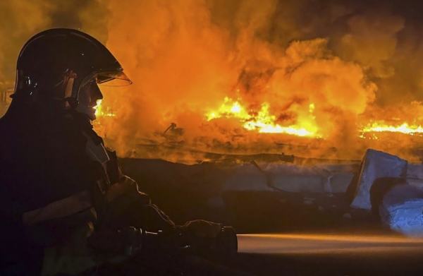 ▲우크라이나 다뉴브강 인근에서 9월 3일(현지시간) 소방관이 드론 공격으로 발생한 화재를 진압하고 있다. 다뉴브강(우크라이나)/EPA연합뉴스
