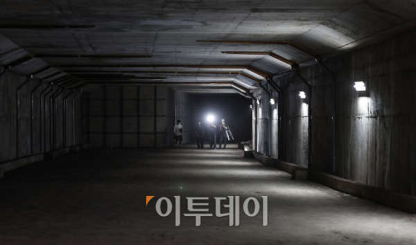 ▲5일 오전 서울 중구 시민청에서 열린 '서울광장 지하 숨은 공간' 사전 공개 행사에서 지하공간이 공개 되고 있다. 이날 40년만에 공개된 지하공간은 서울광장 13m 아래 숨겨져 있던 1000여 평의 지하공간으로 폭9.5m, 높이 4.5m, 총 길이 335m의 공간이다. 서울시는 9월 8일부터 23일 한 달여간 시청역과 을지로입구역 사이 지하 2층 미개방 공간을 시민들에게 공개한다. 조현호 기자 hyunho@