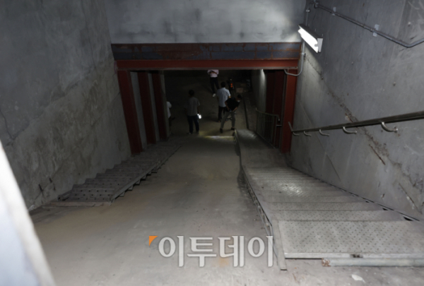▲5일 오전 서울 중구 시민청에서 열린 '서울광장 지하 숨은 공간' 사전 공개 행사에서 지하공간이 공개 되고 있다. 이날 40년만에 공개된 지하공간은 서울광장 13m 아래 숨겨져 있던 1000여 평의 지하공간으로 폭9.5m, 높이 4.5m, 총 길이 335m의 공간이다. 서울시는 9월 8일부터 23일 한 달여간 시청역과 을지로입구역 사이 지하 2층 미개방 공간을 시민들에게 공개한다. 조현호 기자 hyunho@
