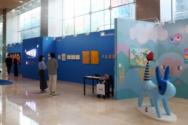 ▲신한카드 사옥 로비에 마련된 오픈 갤러리에서 관람객들이 작품을 둘러보고 있다. (사진제공=신한카드)