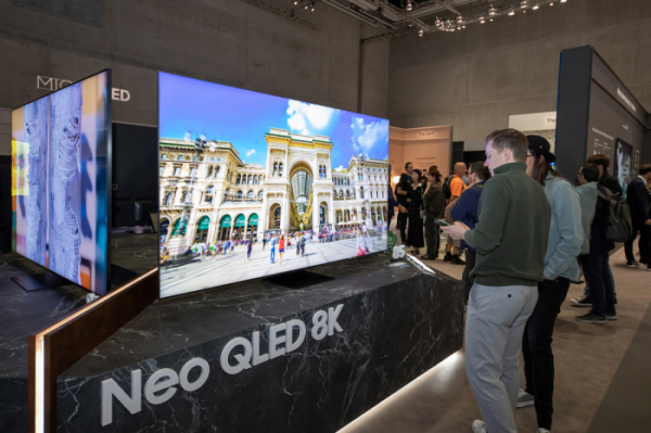 ▲1일(현지시간) IFA 2023이 열리고 있는 독일 메세 베를린 IFA 2023 삼성전자 전시관에서 관람객들이 'Neo QLED 8K TV'를 체험하고 있다.  (연합뉴스)
