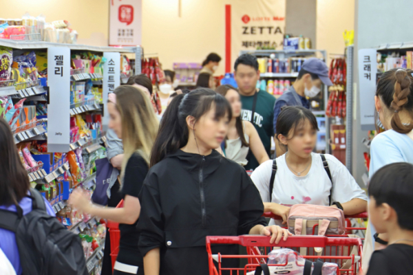 ▲롯데마트 서울역점에서 외국인 관광객들이 쇼핑을 하고 있다. (사진제공=롯데마트)