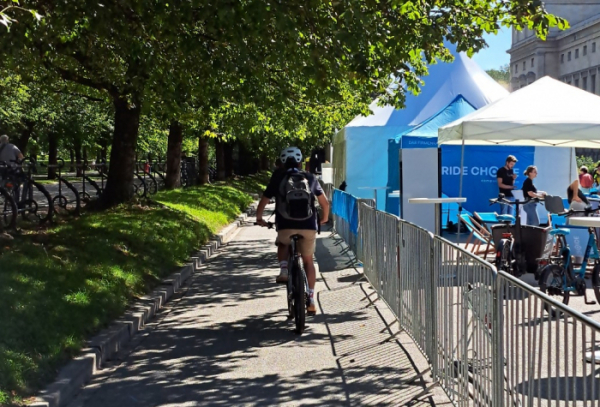 ▲5일(현지시간) 포르쉐의 오픈 스페이스에서 시승할 수 있는 전기 자전거를 타는 기자단의 모습. (이민재 기자 2mj@)