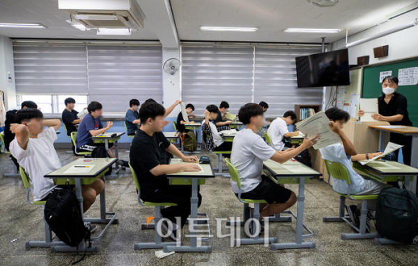 ▲2024학년도 대학수학능력시험 9월 모의평가가 열린 6일 서울 영등포구 여의도고에서 수험생들이 시험 준비를 하고 있다. 사진공동취재단