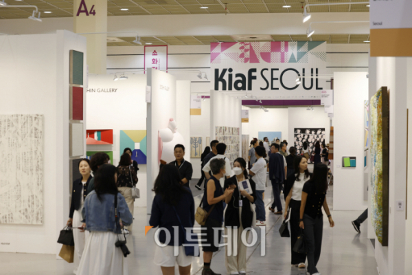 ▲6일 오후 서울 강남구 코엑스에서 열린 한국국제아트페어(KiaF SEOUL 2023)에서 관람객들이 전시 작품을 관람하고 있다. 조현호 기자 hyunho@