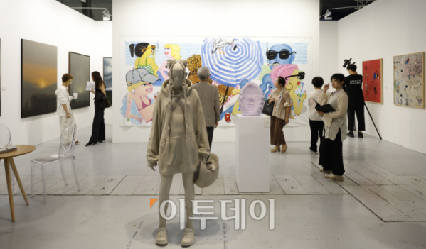 ▲6일 오후 서울 강남구 코엑스에서 열린 한국국제아트페어(KiaF SEOUL 2023)에서 관람객들이 전시 작품을 관람하고 있다. 조현호 기자 hyunho@