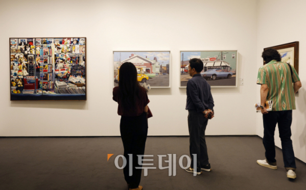 ▲6일 오후 서울 강남구 코엑스에서 열린 프리즈 서울 2023(FRIEZE SEOUL)에서 관람객들이 전시 작품을 관람하고 있다. 조현호 기자 hyunho@